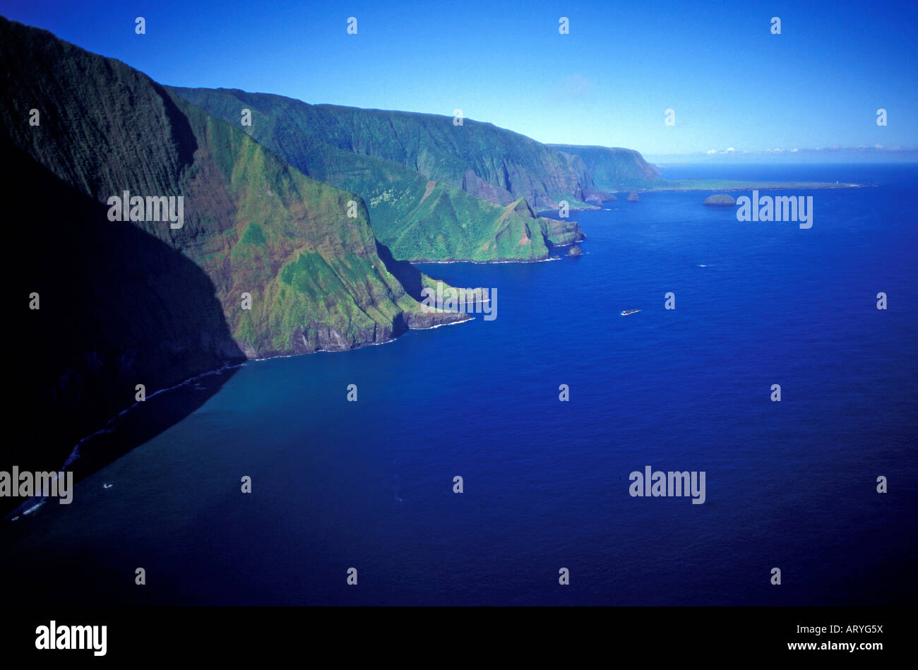 Vue aérienne de la face nord de Molokai, montrant les ouvertures de plusieurs vallées de la côte et le Kalaupapa Banque D'Images