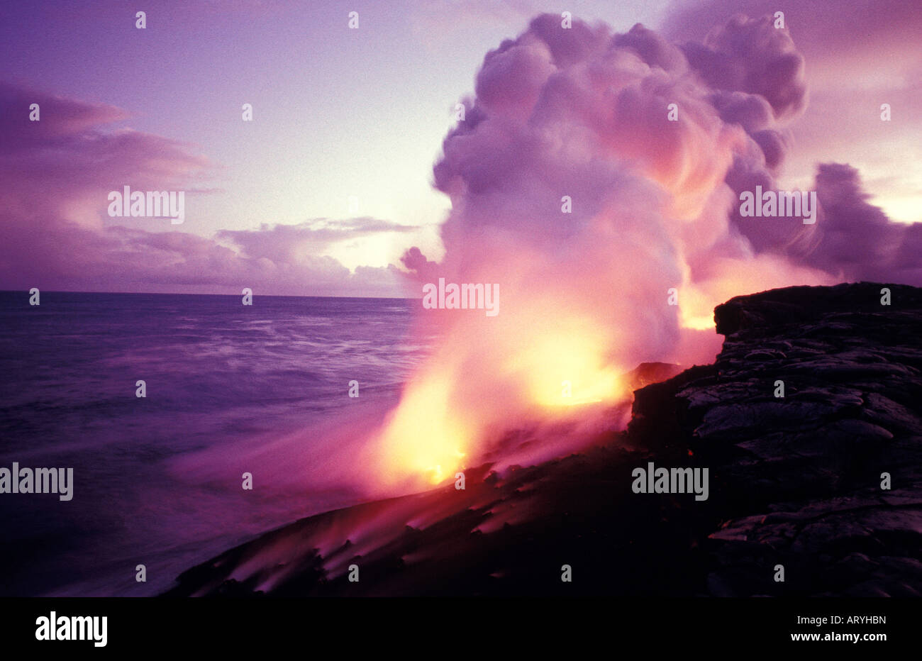 Grand panache de vapeur créé à partir de la coulée de lave d'atteindre la mer, Hawaii Volcanoes National Park Banque D'Images