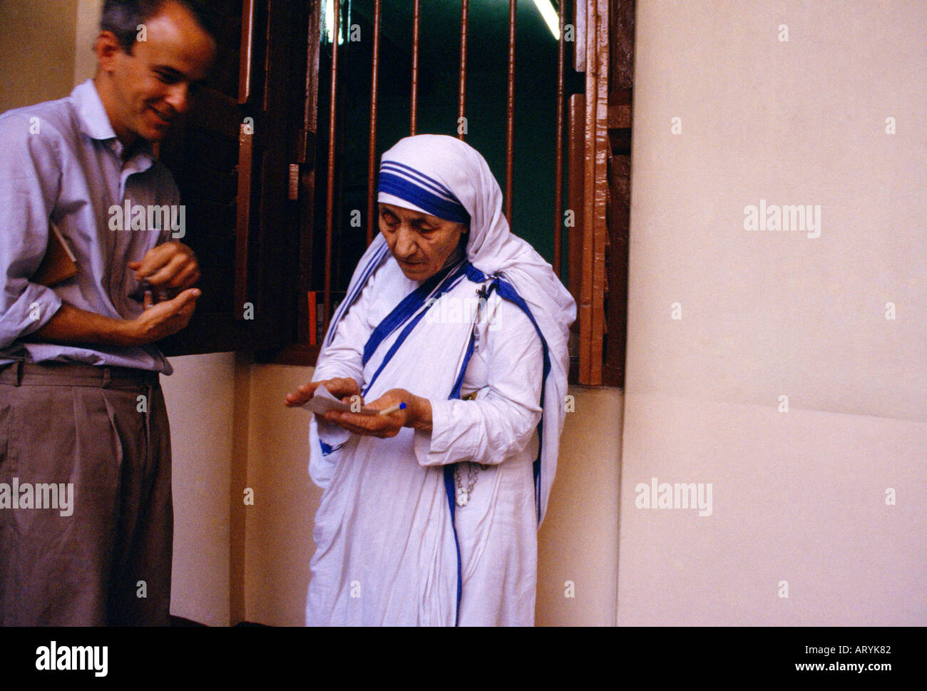 Mère Teresa de Calcutta Inde parlant à Médecin Banque D'Images