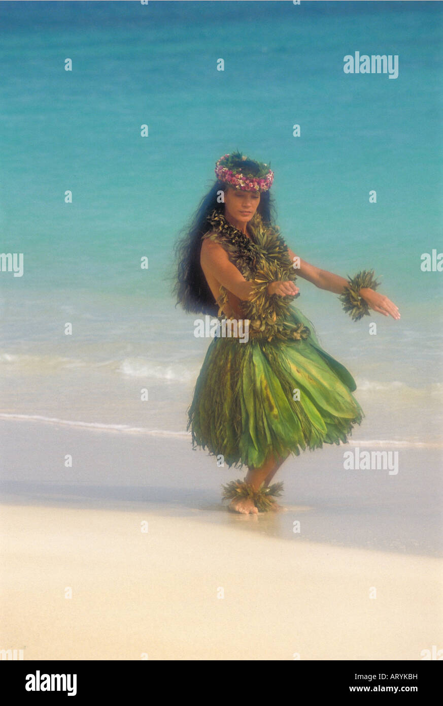 Femme dansant dans ti hula traditionnels à jupe feuille beach Banque D'Images