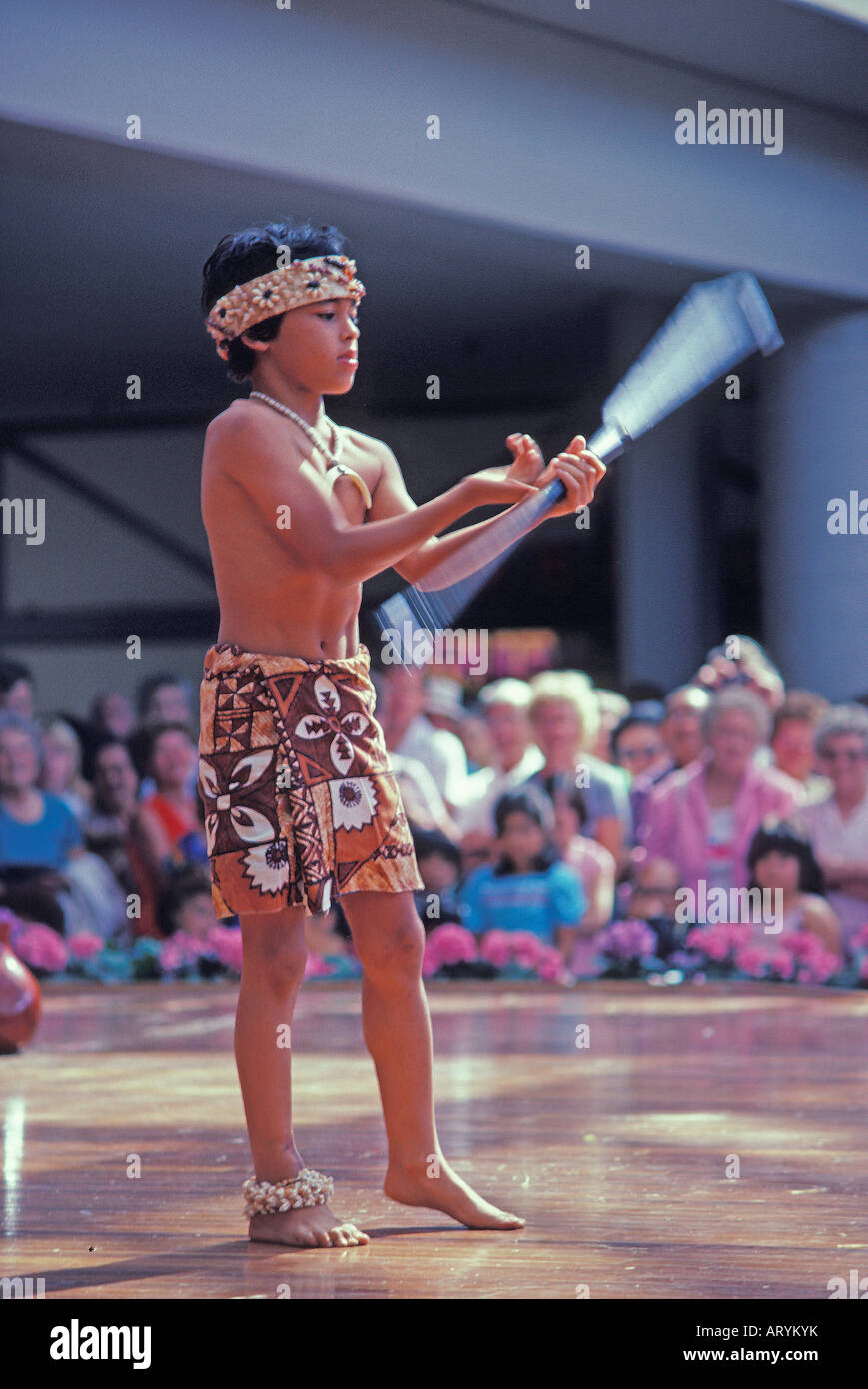 EDITORIAL SEULEMENT. Jeune garçon effectuant la danse avec long couteau à Ala Moana Center Banque D'Images