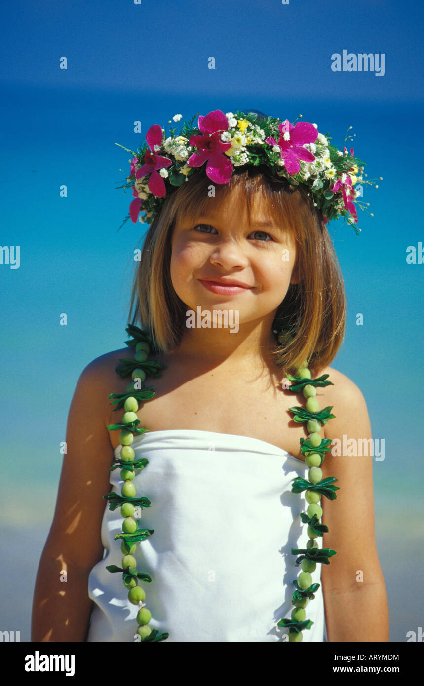 Petite fille avec leis sur à la plage Banque D'Images