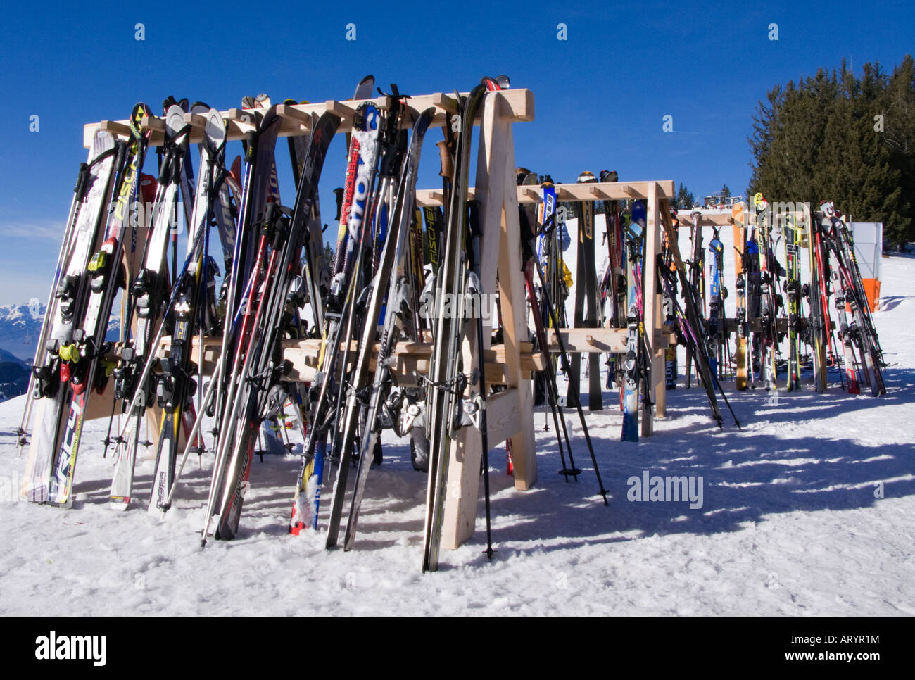 Skis sur racks restaurant à l'extérieur, au-dessus de Scheffau, Tyrol, Autriche Banque D'Images