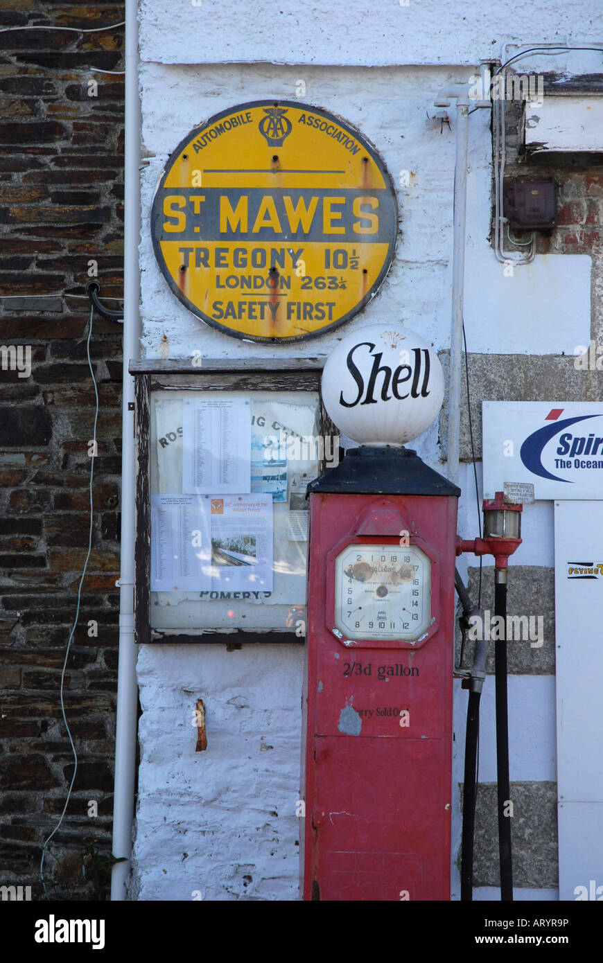 Photographe Howard Barlow - pompes à essence Shell désaffecté à St Mawes, Cornwall Banque D'Images