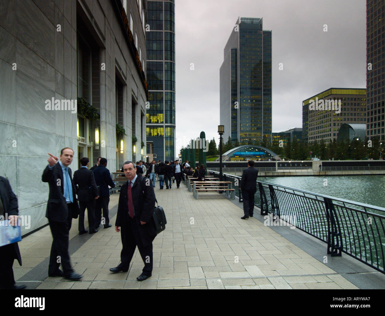 Les hommes d'affaires du Docklands Canary Wharf London UK Banque D'Images