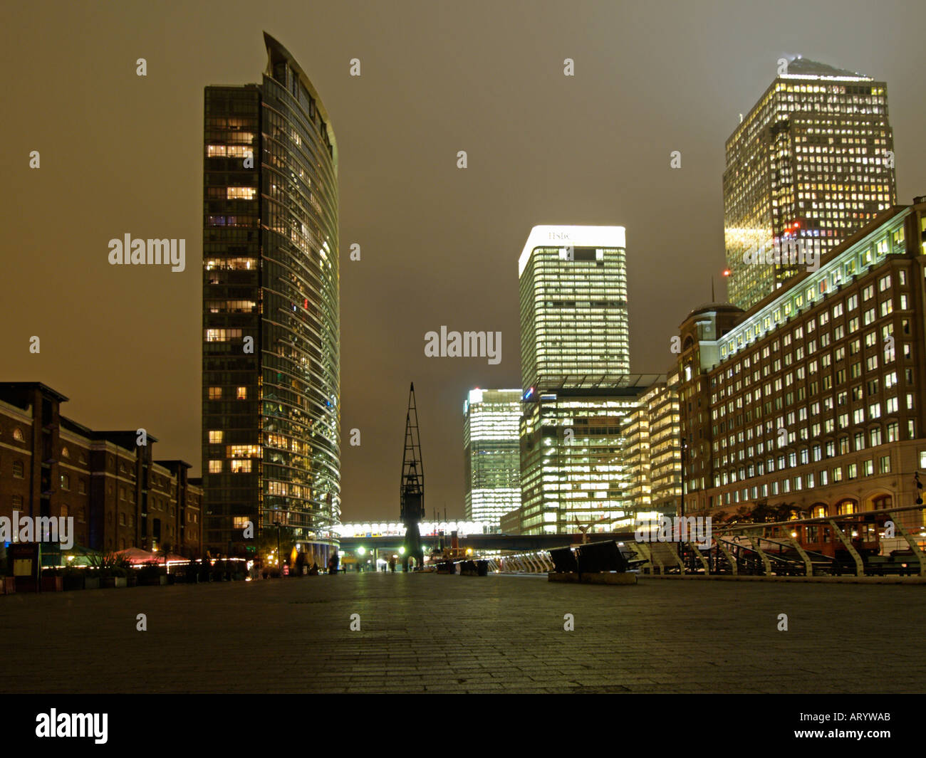 Les tours d'immeubles de bureaux dans la nuit dans les Docklands Canary Wharf London UK Banque D'Images