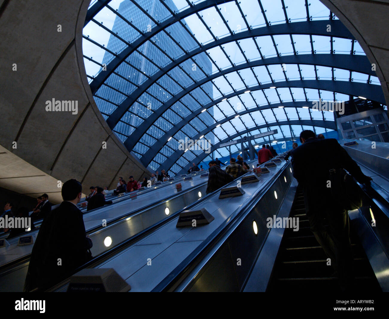 La station de métro Canary Wharf sortie escalator Docklands Londres UK Banque D'Images