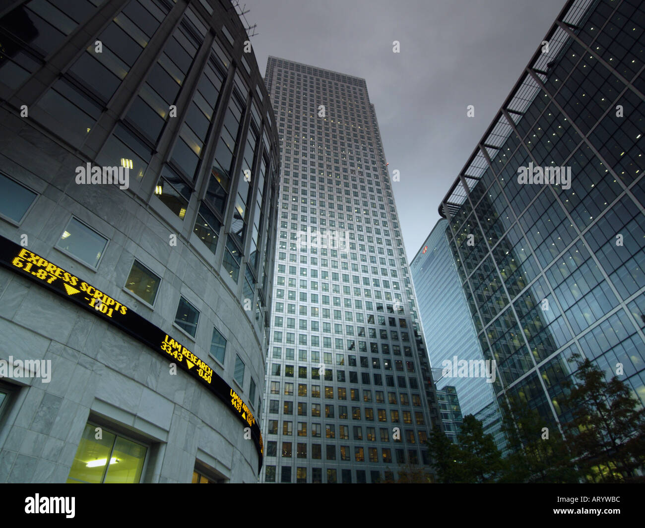 Les immeubles de bureaux avec stock market ticker Docklands Canary Wharf Londres One Canada Square UK Banque D'Images