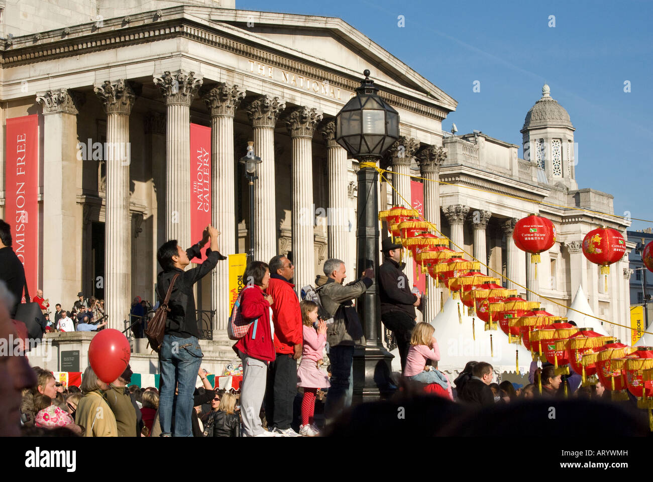Personnes à Trafalgar Square Londres National Gallery de l'extérieur pour les célébrations du Nouvel An chinois 2008 Banque D'Images