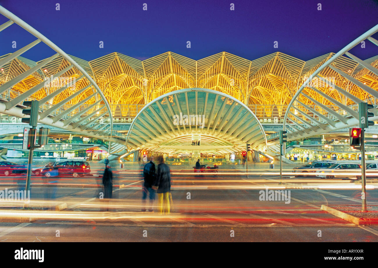 Portugal, Lisbonne:train et métro Gare do Oriente par nuit Banque D'Images