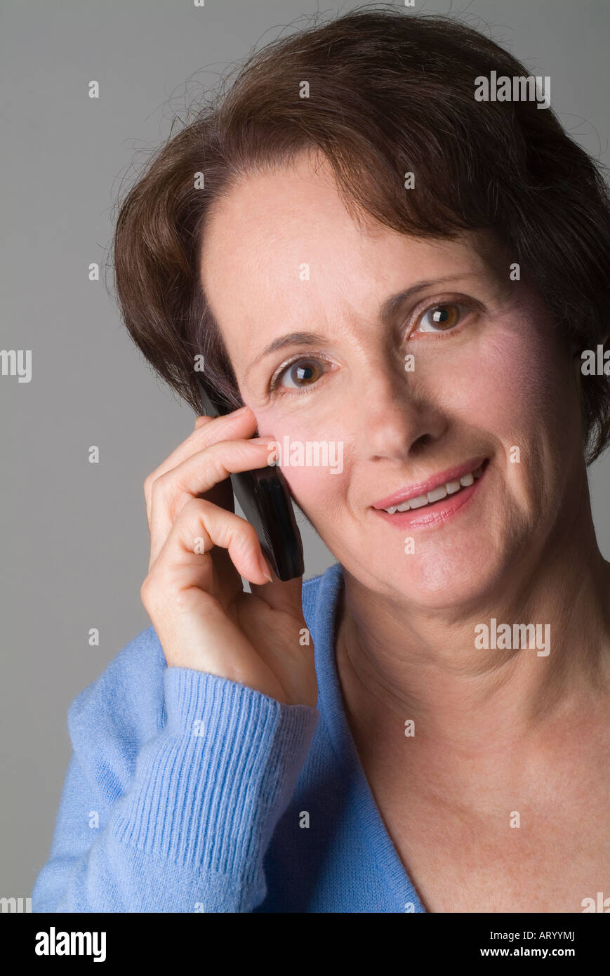 Femme avec un téléphone mobile Banque D'Images