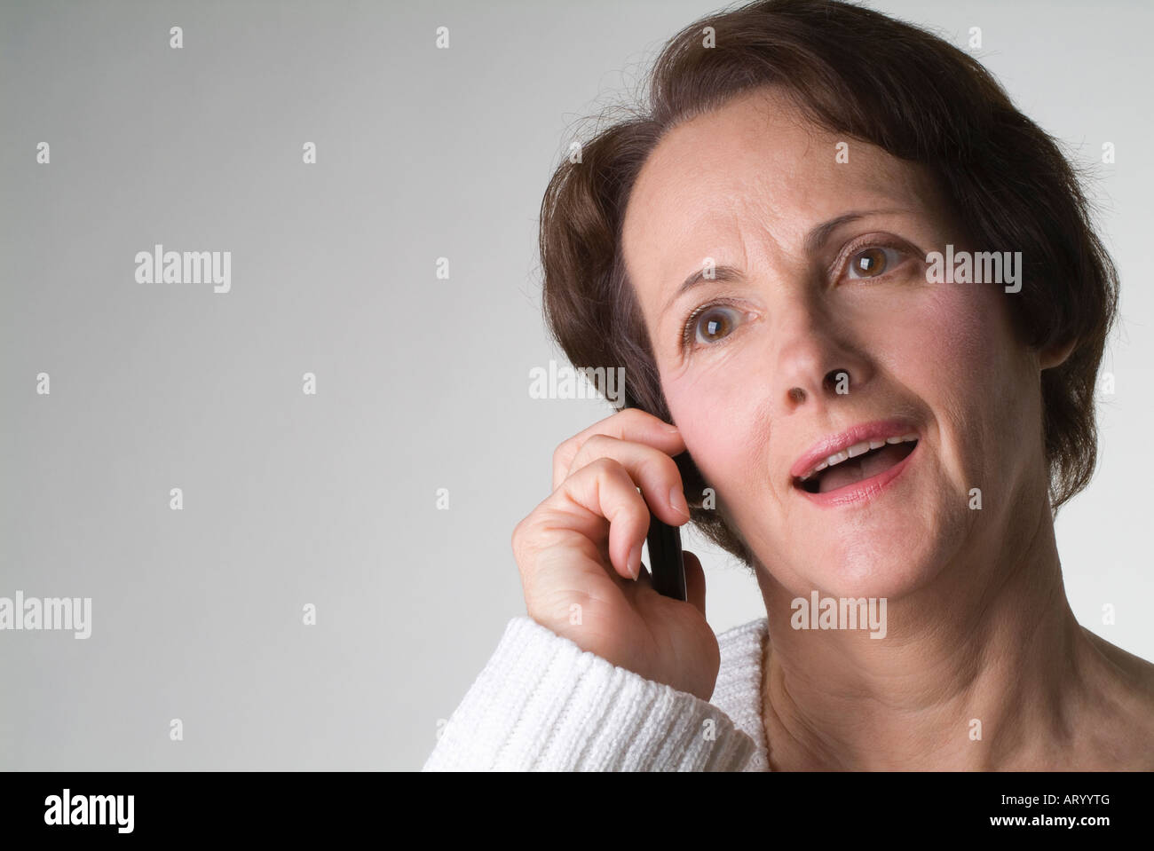 Femme sur son mobile Banque D'Images