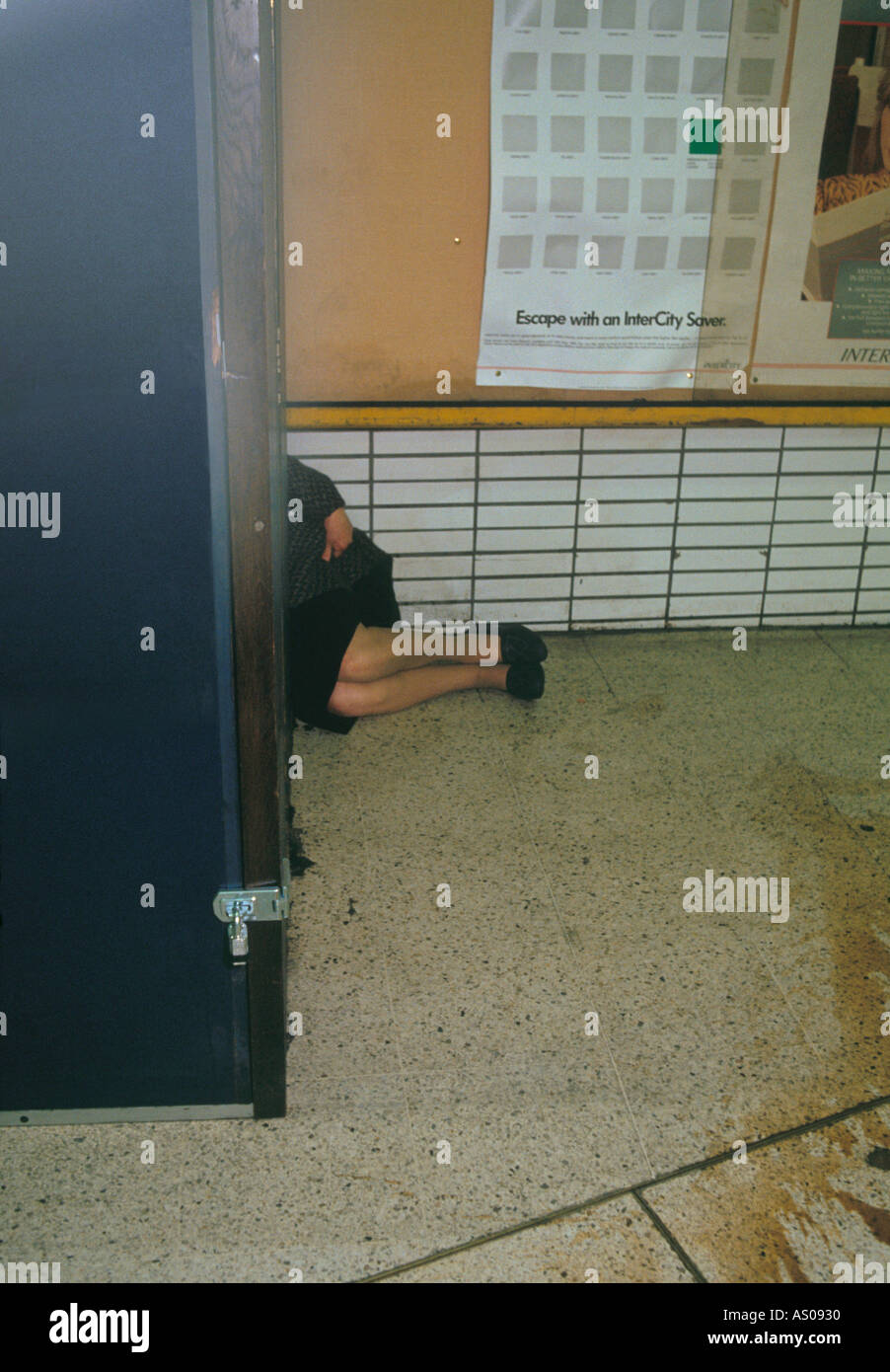 Rough Sleeper à 4 h à la gare de Kings Cross Banque D'Images