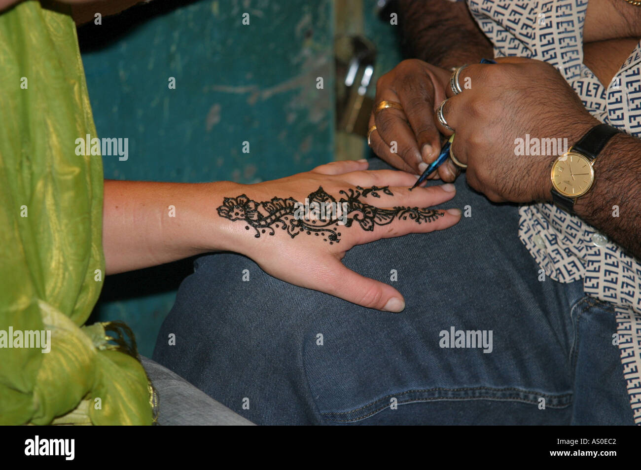 Tatouage au henné Kuala Lumpur Malaisie Asie Jamek Mastid traditionnels exotiques orientaux motif tatouages peinture décoration corps main m Banque D'Images
