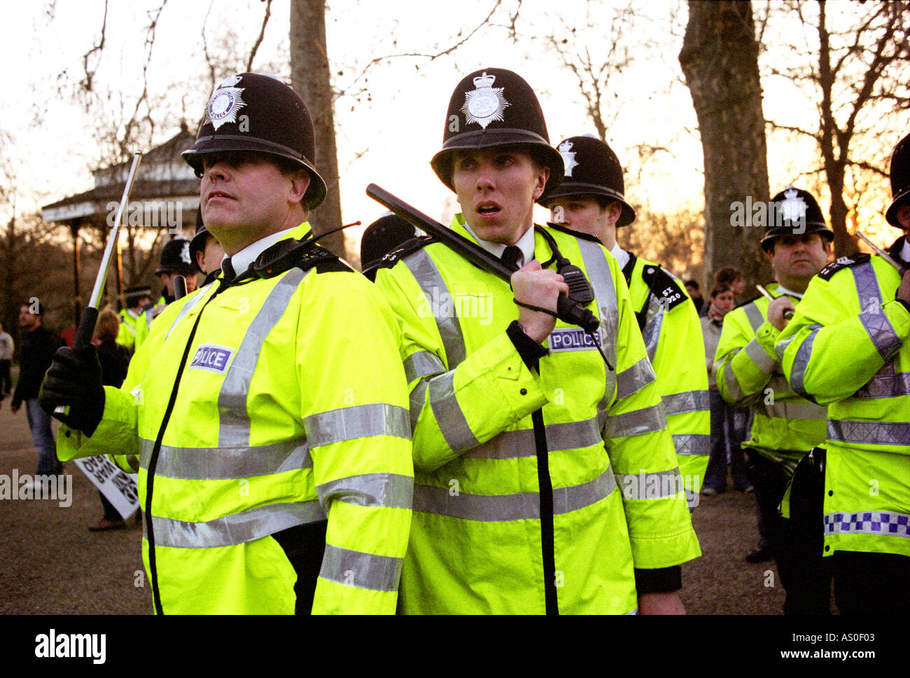 Sur la police alerte agressive au cours de l'arrêt de la guerre manifestation à Londres le 22 mars 2003. Banque D'Images