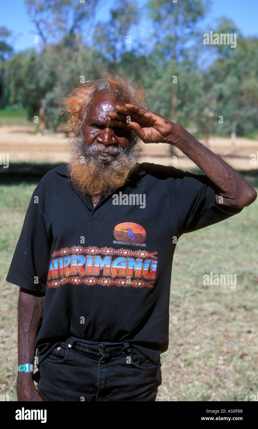 Homme autochtone salue la caméra dans Alice Springs Australie Banque D'Images