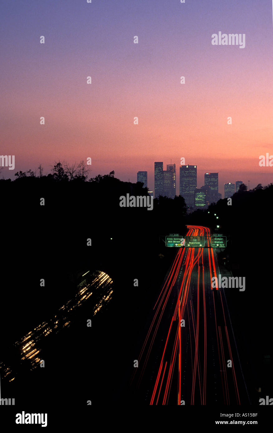 Skyline avec freeway à coucher de Los Angeles USA Banque D'Images