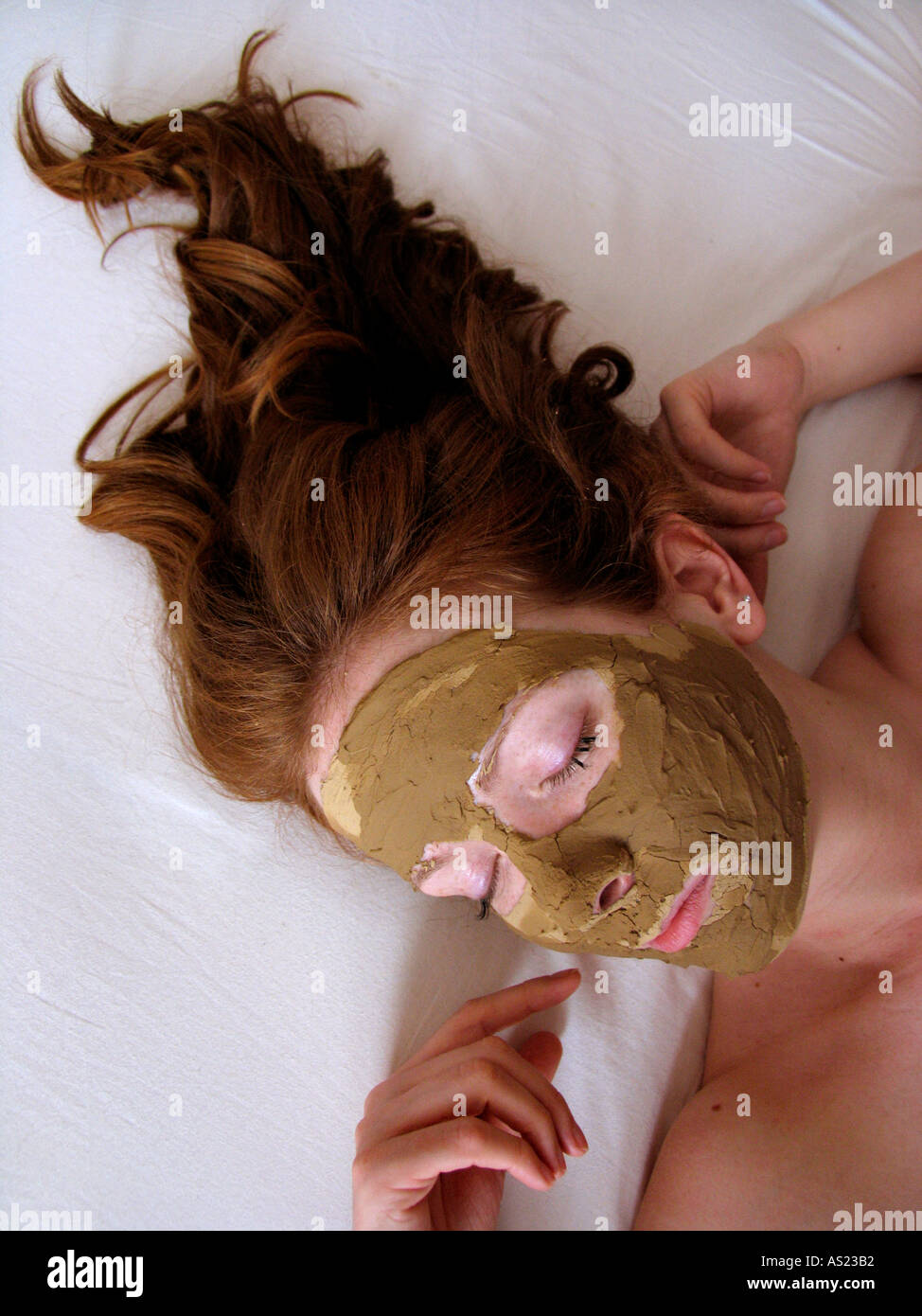 Woman relaxing with facial treatment pack de boue naturelle Berlin Allemagne Banque D'Images