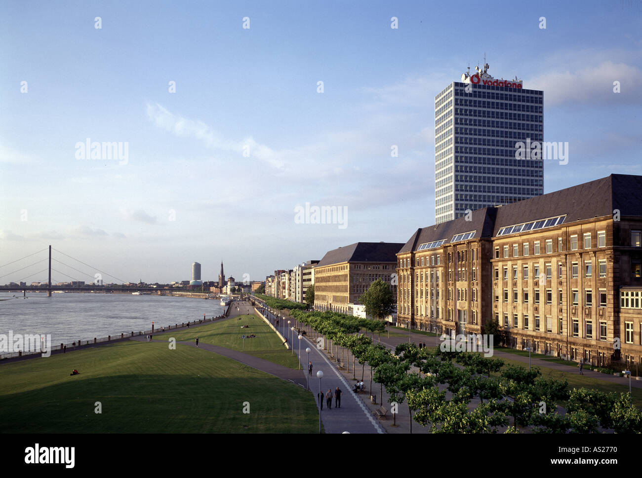 Düsseldorf, Mannesmann-Verwaltung Rheinuferpromenade mit ehemaliger, Banque D'Images