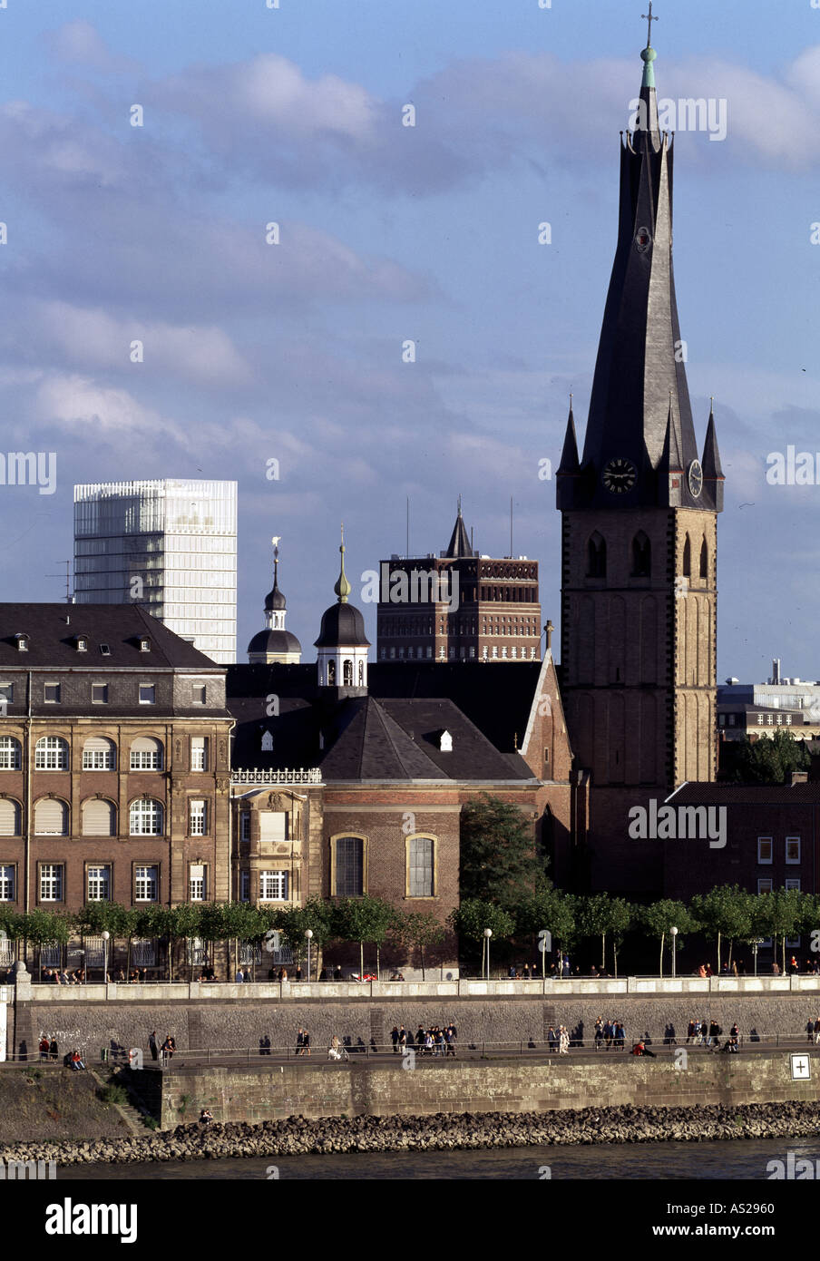 Düsseldorf, Altstadt mit Lambertuskirche, Blick von der Wallfahrtsweg 4 Brücke Banque D'Images