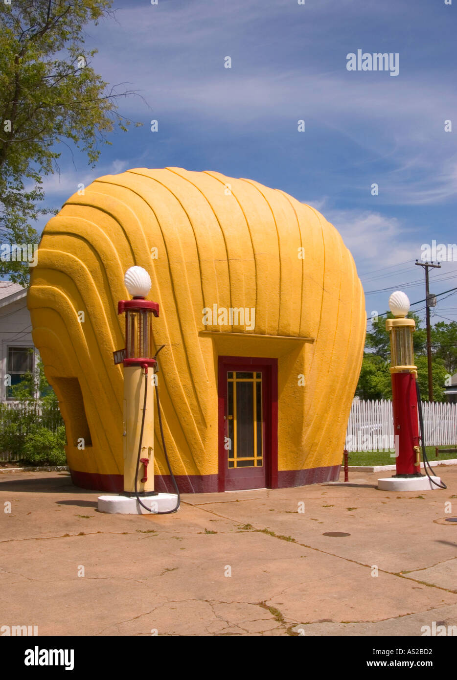 Station-service Shell historique en forme de coquille à Winston-Salem NC USA, secteur de la vente au détail de pétrole et de gaz Banque D'Images