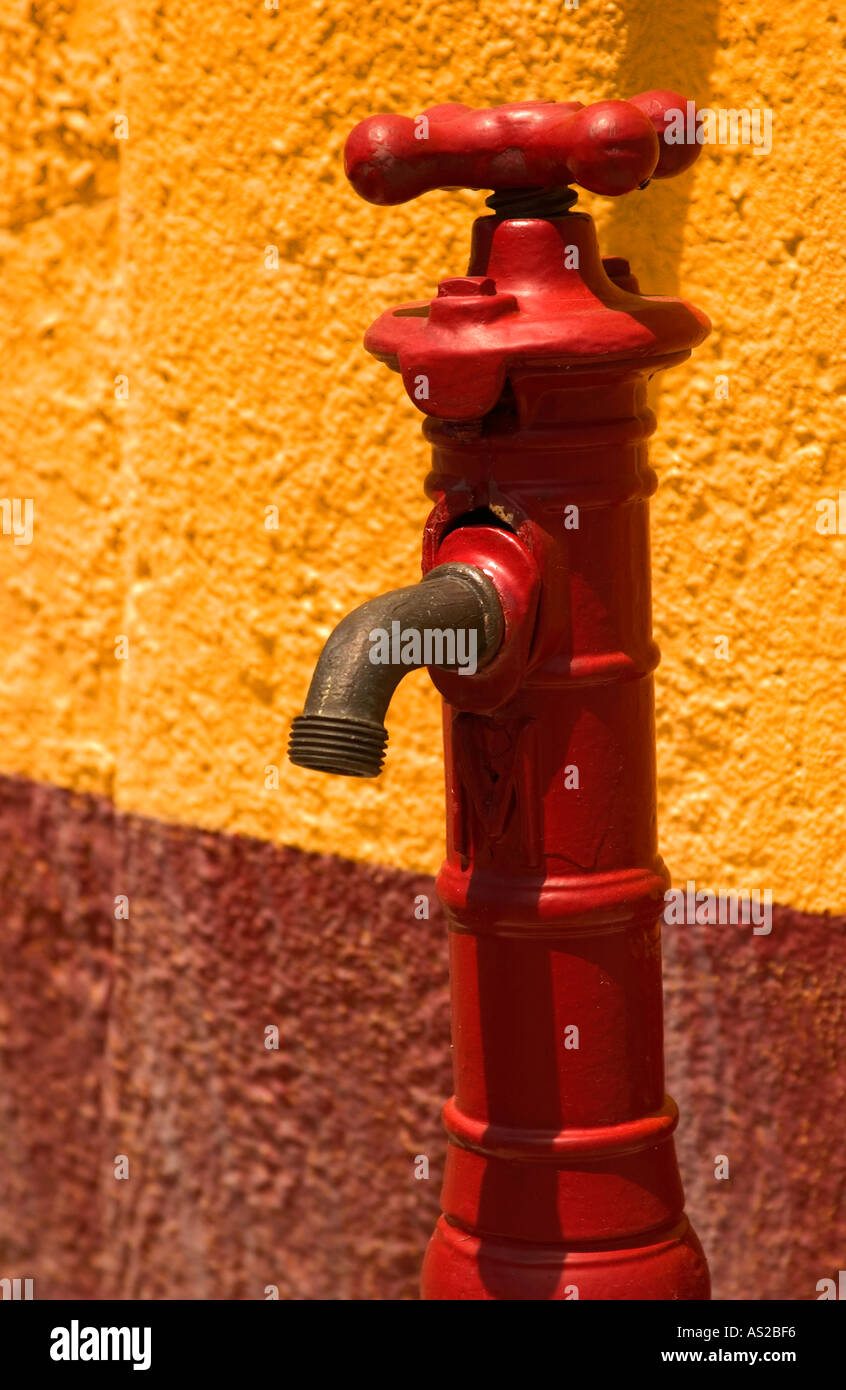Ancien robinet d'eau rouge. USA Photo Stock - Alamy