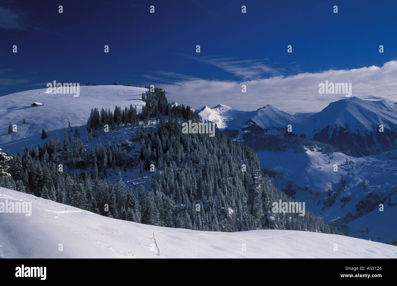Alpes chalets en hiver sur Mt Turnen Diemtig Valley Bernse bernois Suisse Banque D'Images