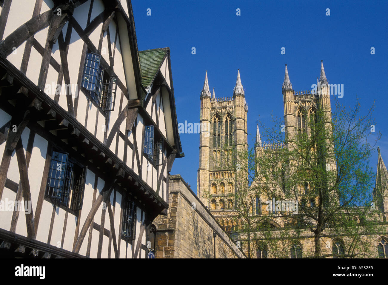 Office de tourisme et en vue frontale de la cathédrale de Lincoln Lincolnshire GO UK EU Europe Banque D'Images