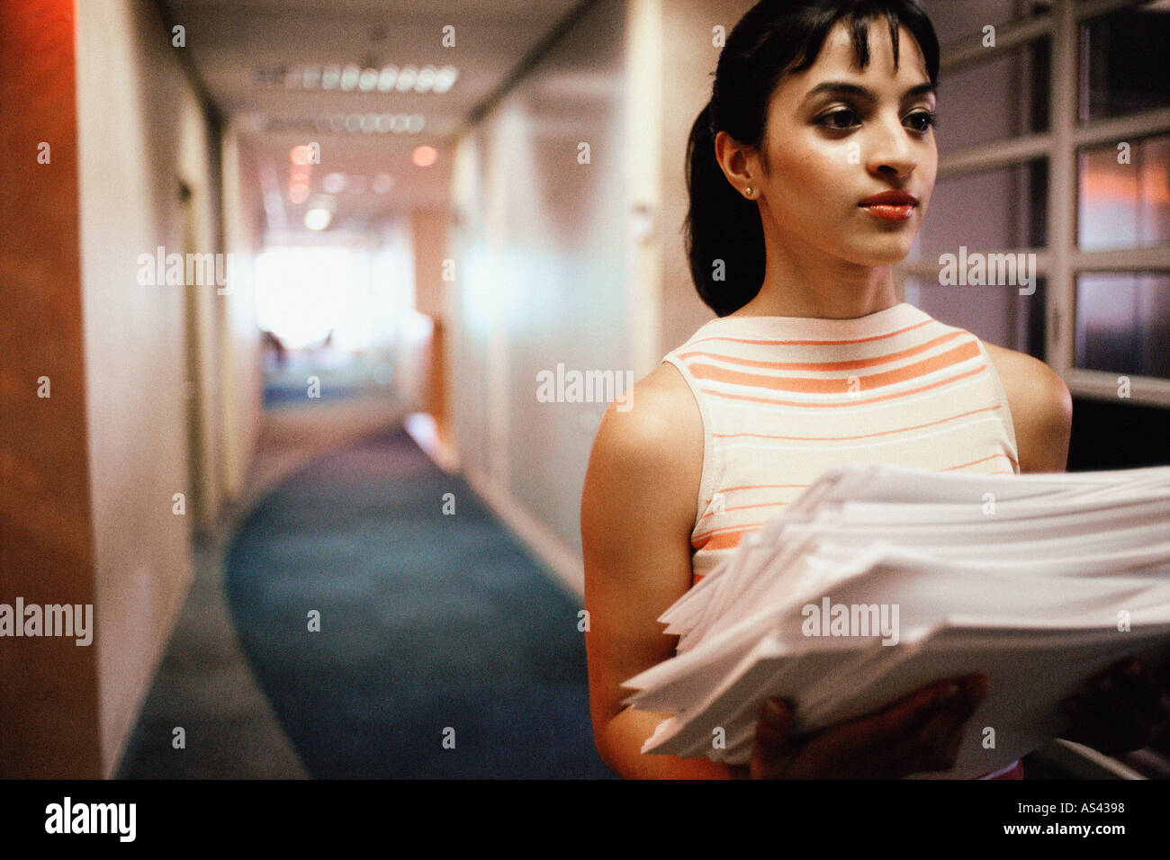 Woman carrying pile de papier Banque D'Images