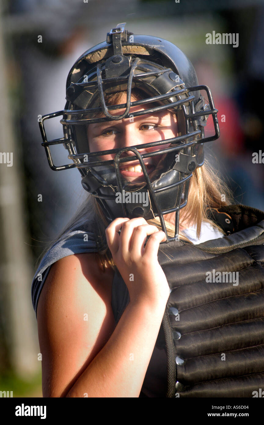 Jeune fille attrapant dans la pratique de Softball de pas rapide réel pour la première fois et apprenant les cordes et tel de la position Banque D'Images