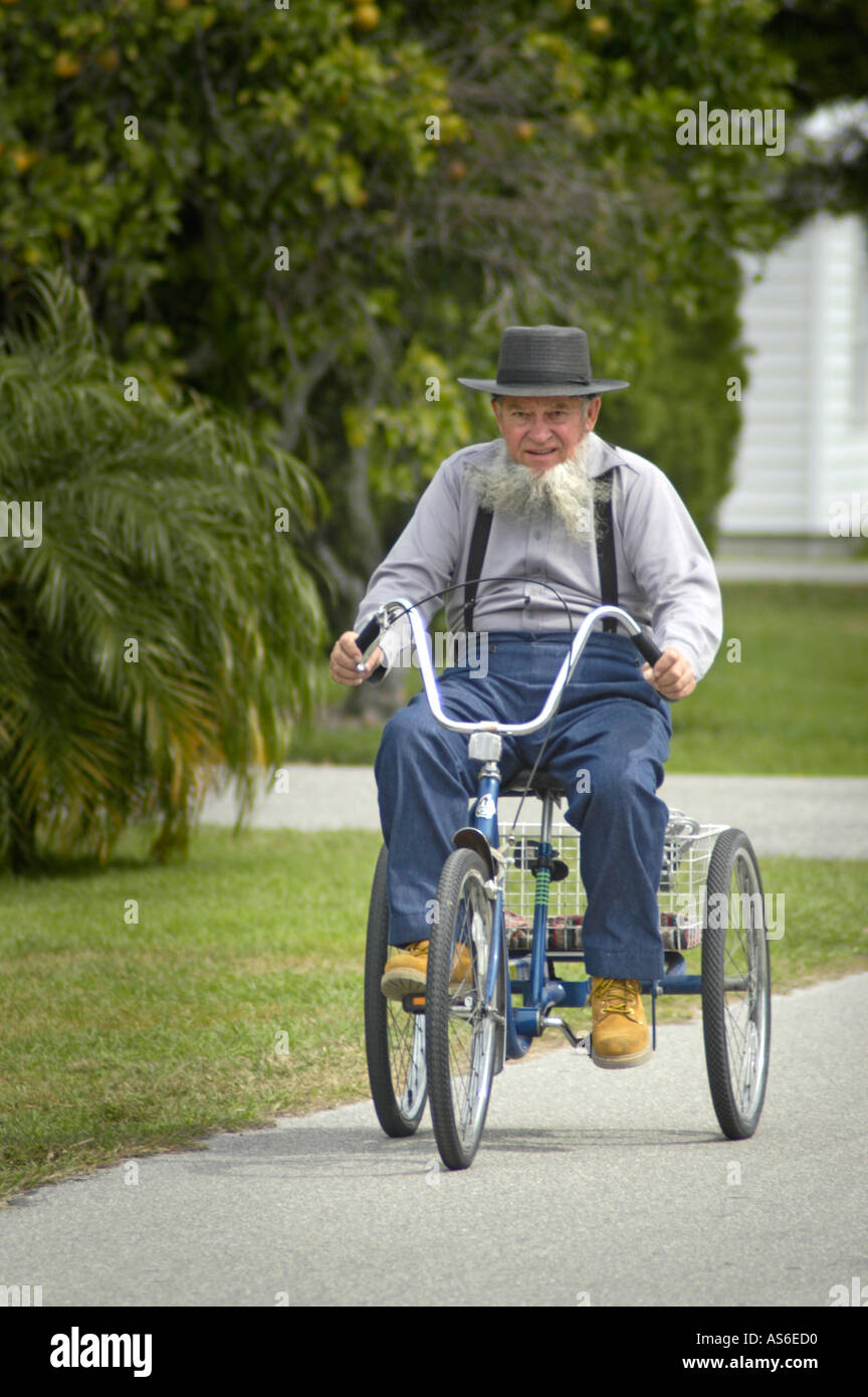 Un homme Amish senior qui fait un trike à vélo à 3 roues Parc public pendant les vacances dans la région de Pinecraft de Sarasota Floride États-Unis en vacances depuis l'Ohio froid Banque D'Images