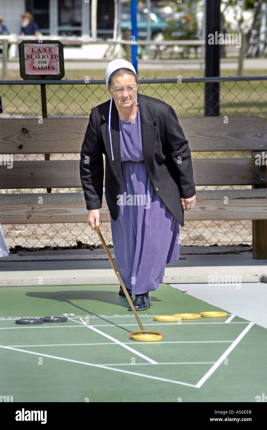 Femme amish jouant au jeu de palets au parc en Floride pendant les vacances Avec la famille dans la communauté amish de Pinecraft Sarasota FL in l'hiver loin de la ferme Banque D'Images