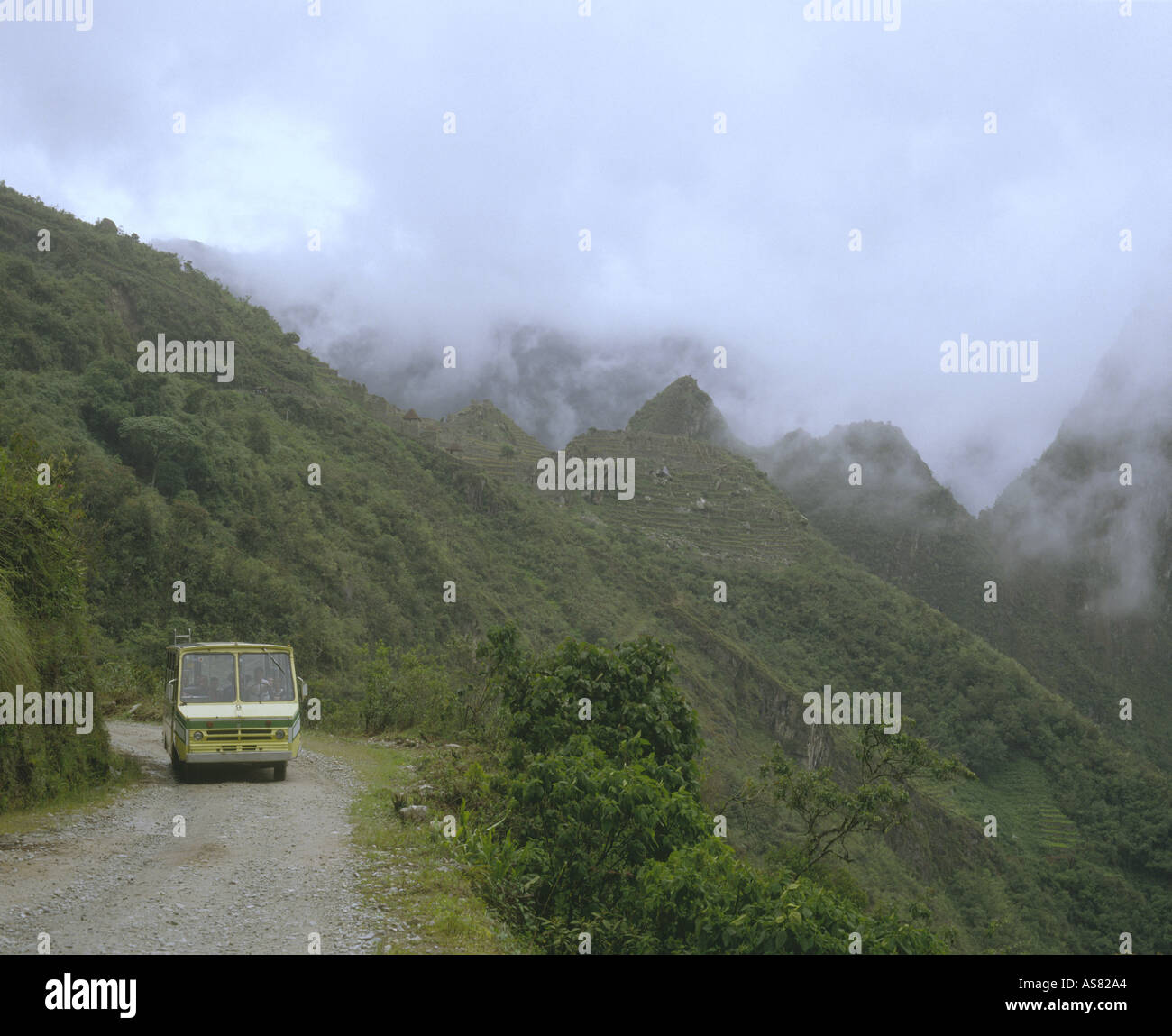 Wends minibus touristiques le long de la route sinueuse jusqu'à la gare de Machu Picchu 2000 pieds au-dessous de Andes Pérou Banque D'Images