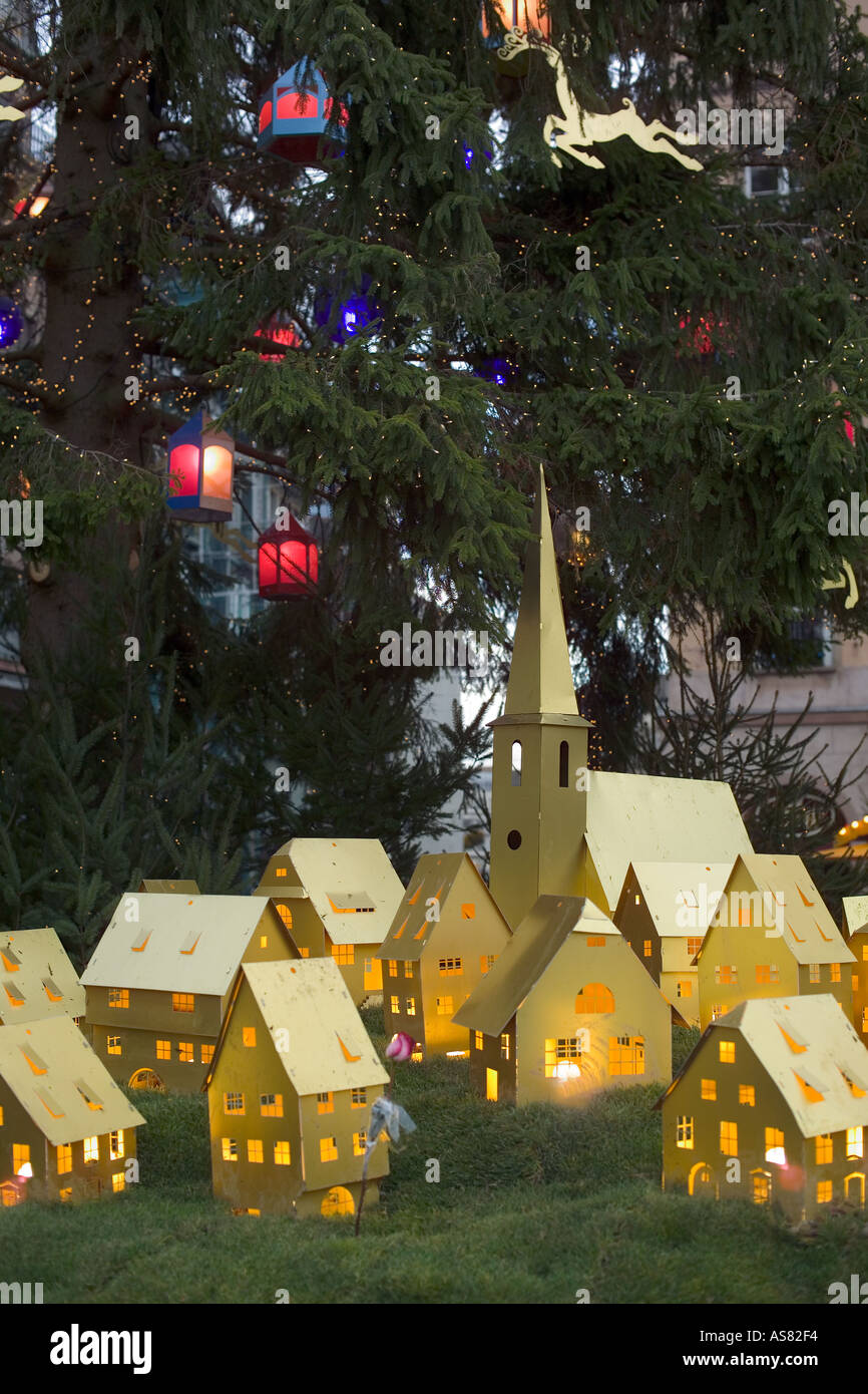 Ce modèle lumineux abrite le village et l'arbre de Noël, Strasbourg, Alsace, France, Europe Banque D'Images