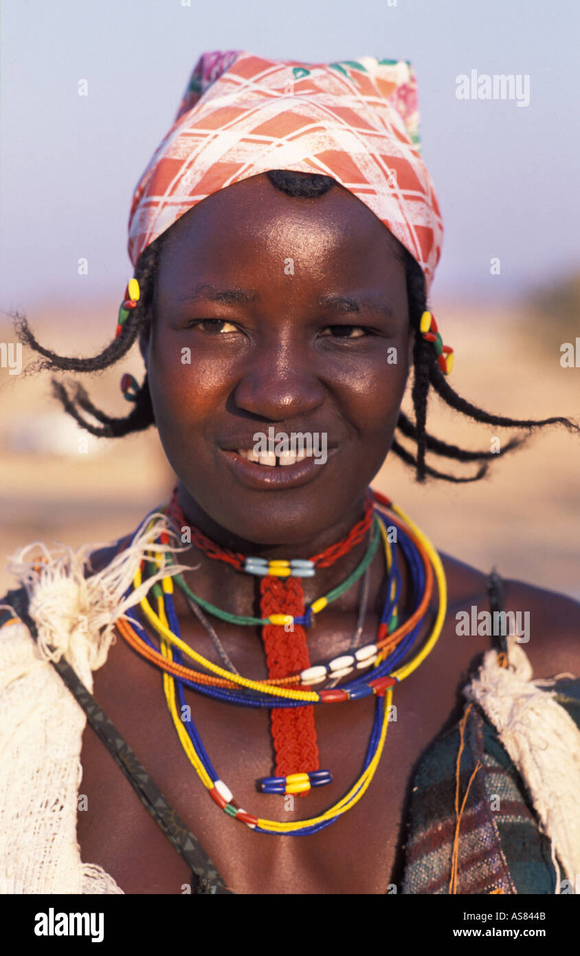Opuwo Zemba Dhimba femme en costume tribal tribu angolaise parures avec la Namibie Banque D'Images