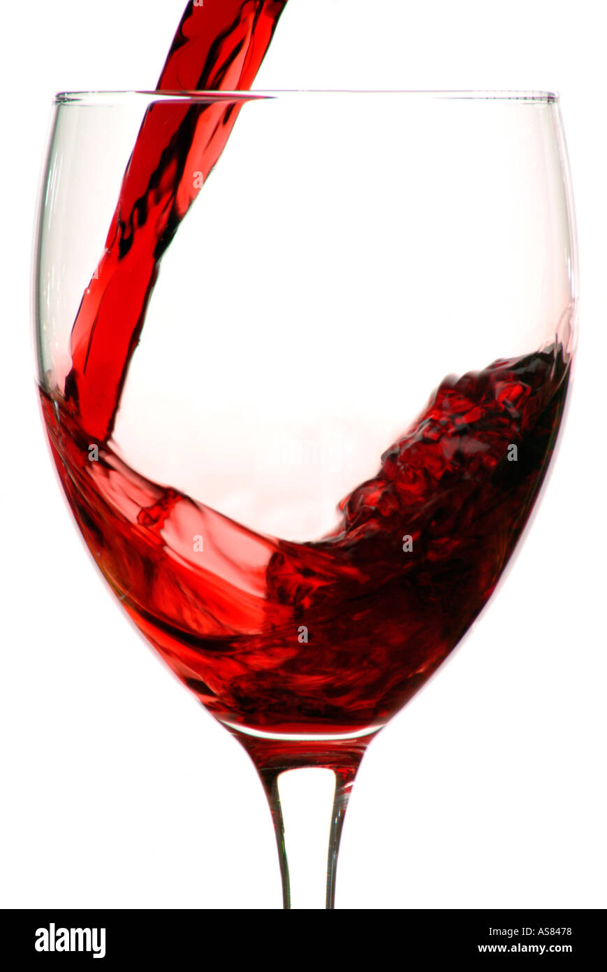 Vin rouge verser dans un verre de vin Banque D'Images