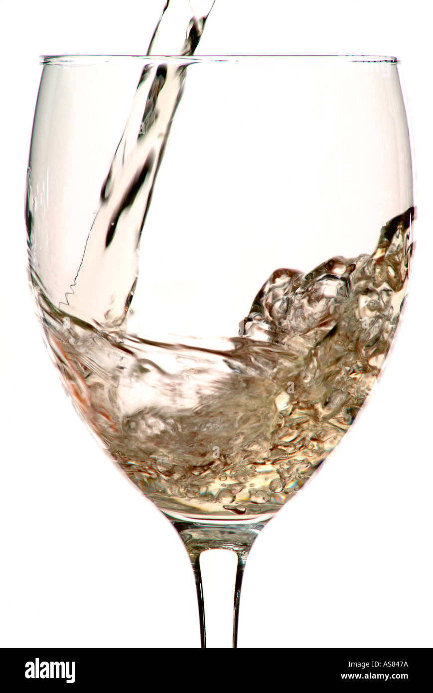 Le vin blanc et verser dans le verre de vin Banque D'Images
