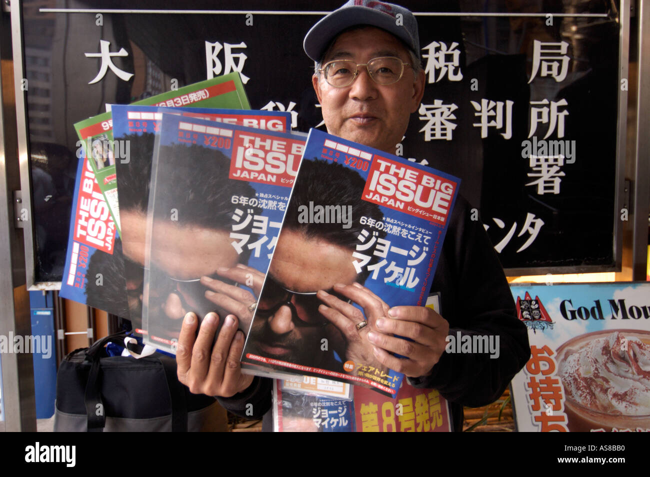 Un homme vend l'édition japonaise de la grande question à Osaka au Japon Banque D'Images