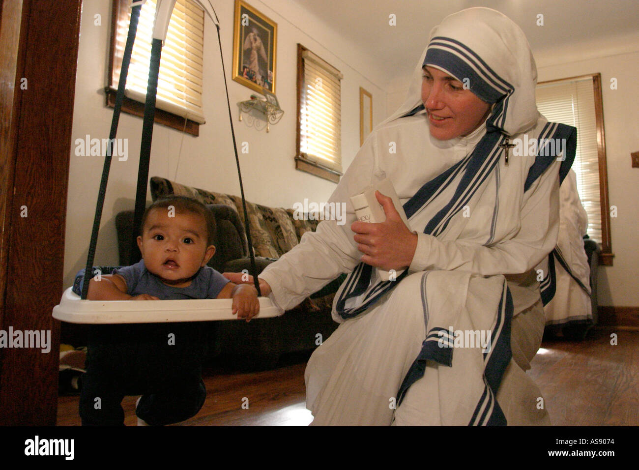 Une soeur des Missionnaires de la charité à l'œuvre dans le sud-ouest de Detroit Banque D'Images