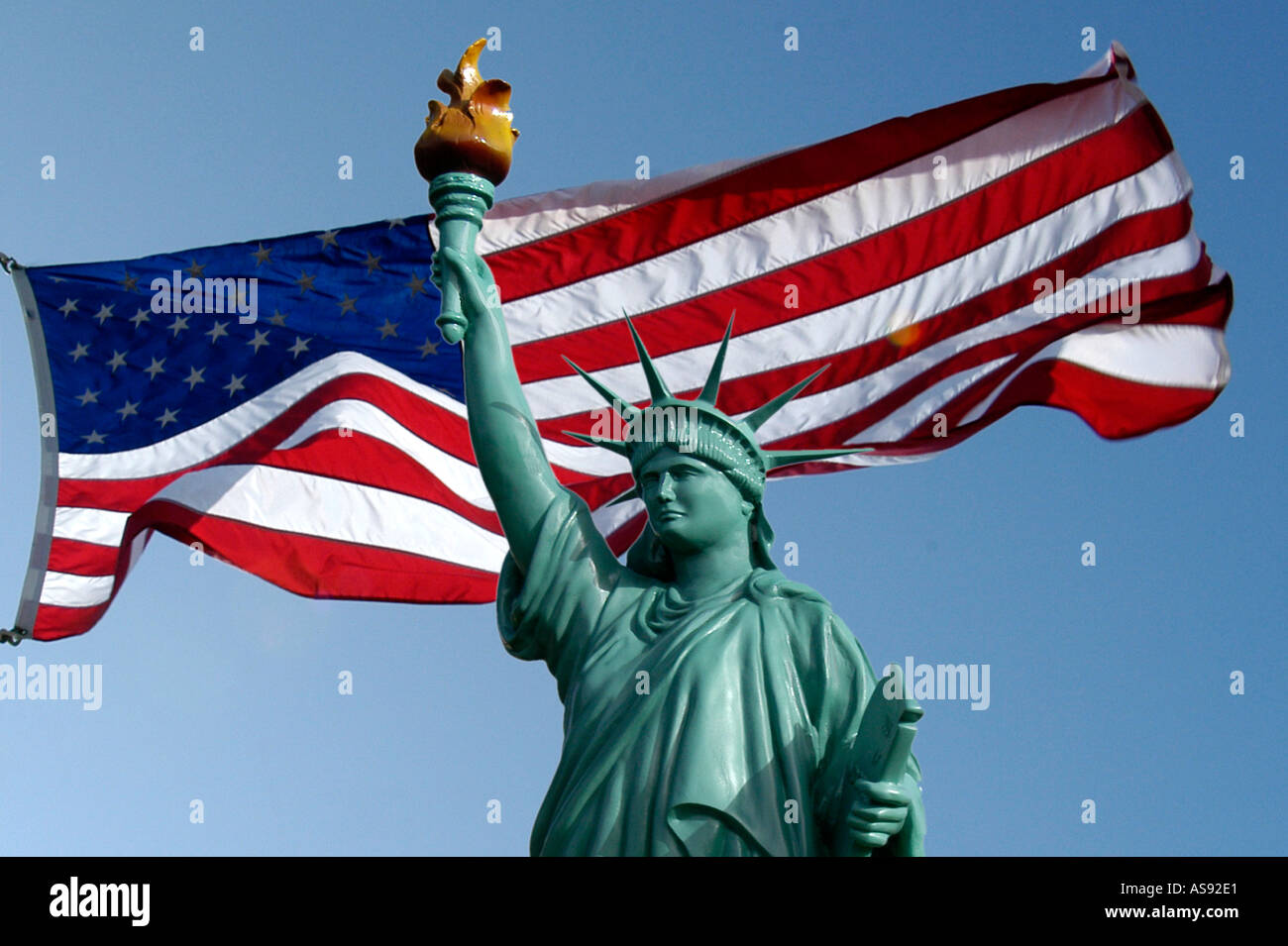 Statue de la liberté New York in front of American Flag Banque D'Images