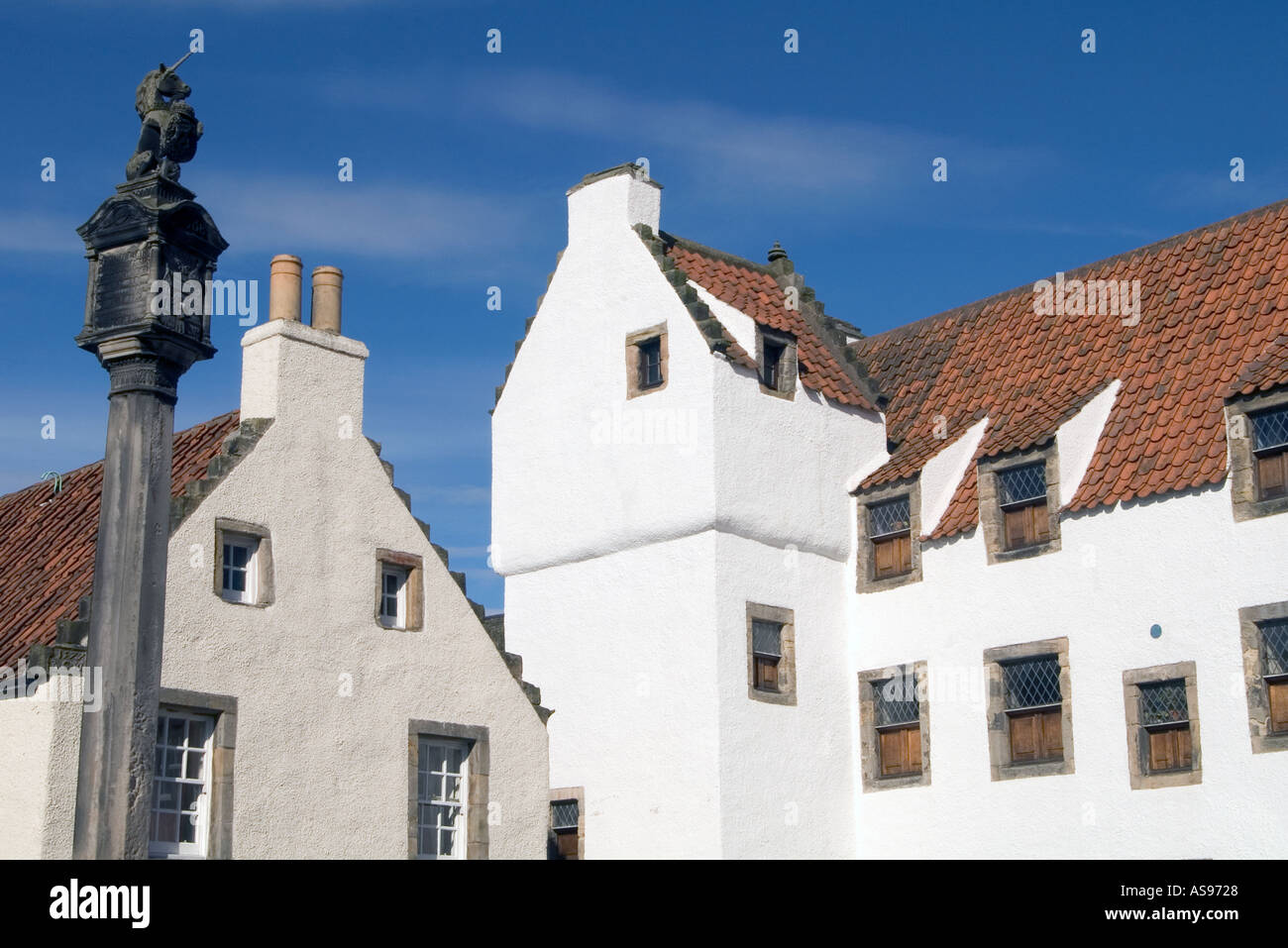 dh l'étude CULROSS FIFE maison blanchie à la chaux dans le corbeau étagé à la maison extrémité bâchée Banque D'Images