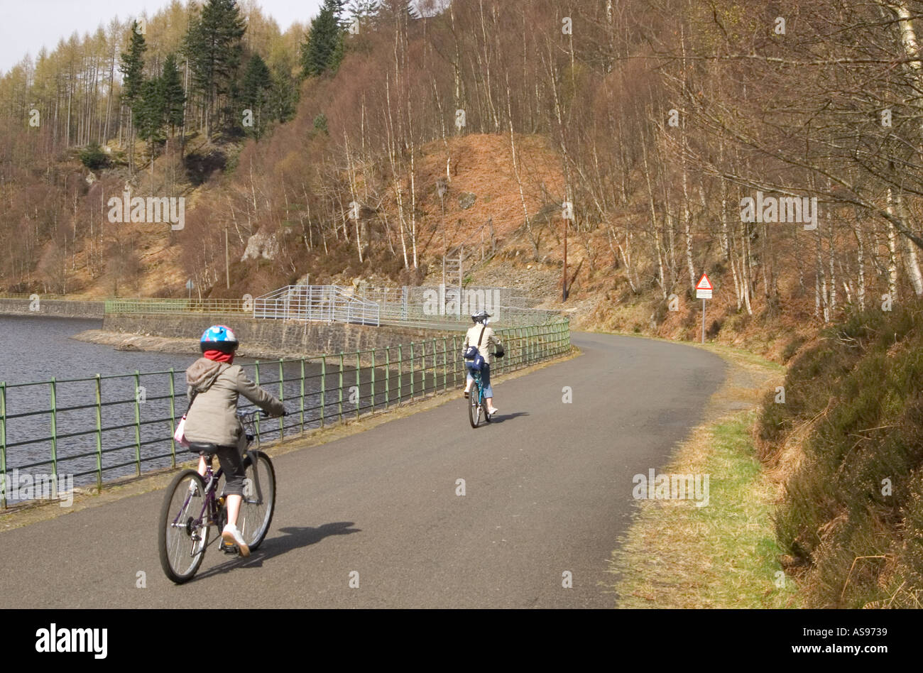 dh Loch Katrine TROSSACHS STIRLINGSHIRE Ecosse deux enfants en vélo Piste cyclable Scottish Waters RESERVOIR pour enfants, promenade en vélo casque Banque D'Images