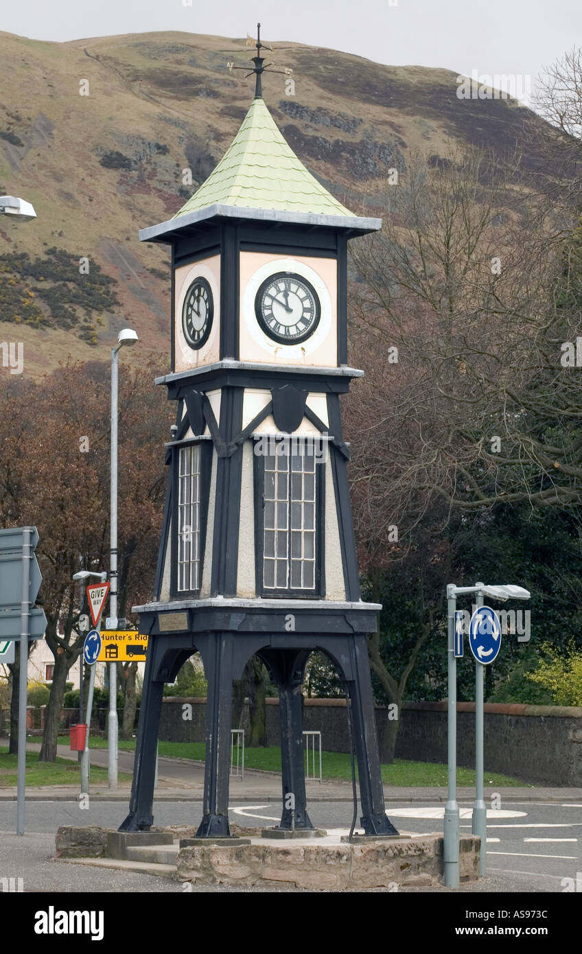 Dh TILLICOULTRY CLACKMANNAN tours tour de l'horloge en bois de la ville, rue main ci-dessous Ochill hills Banque D'Images