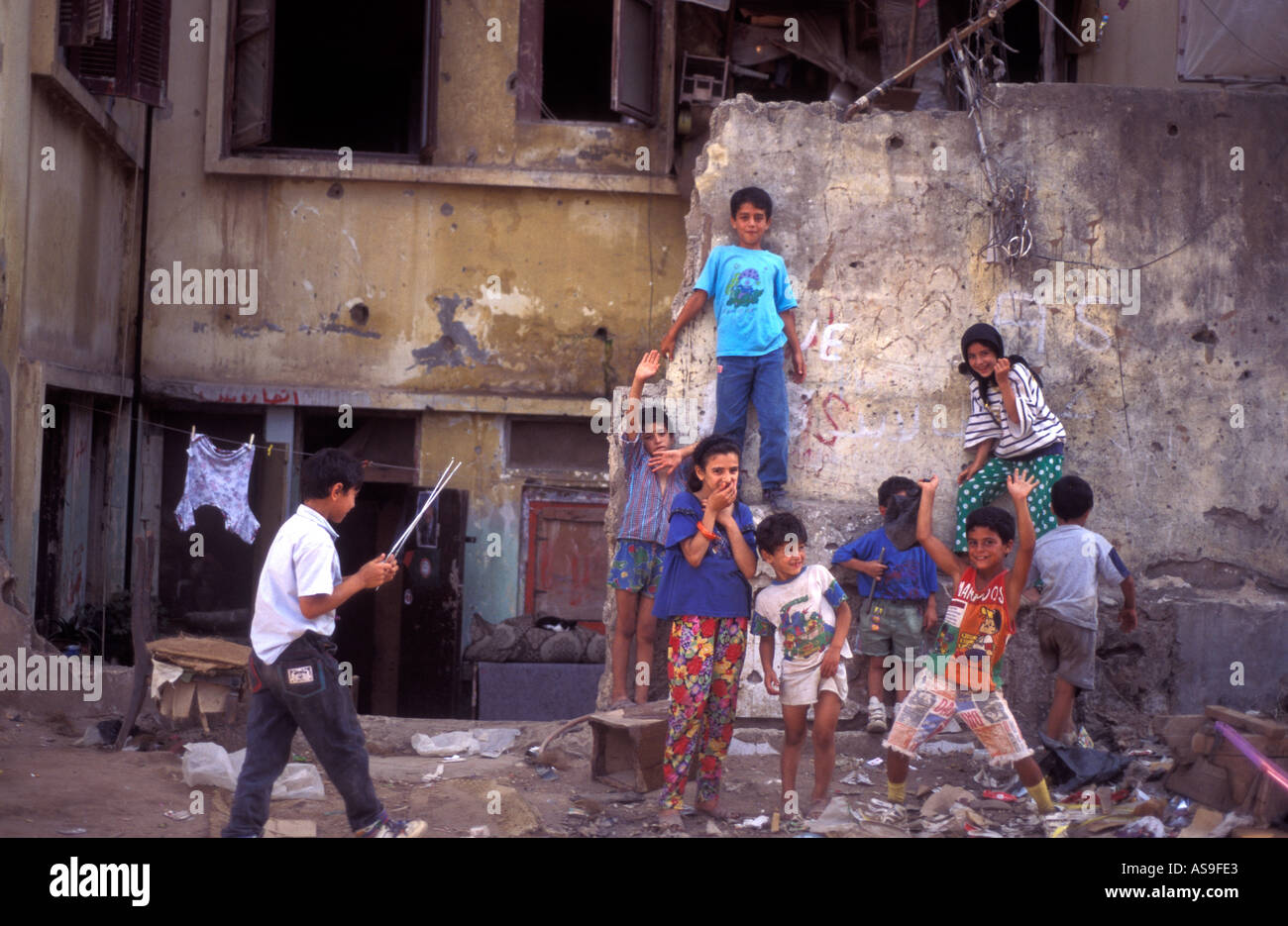 Les enfants libanais jouant parmi les ruines de la guerre de Beyrouth s 1975 1990 La guerre civile, Beyrouth, Liban. Banque D'Images