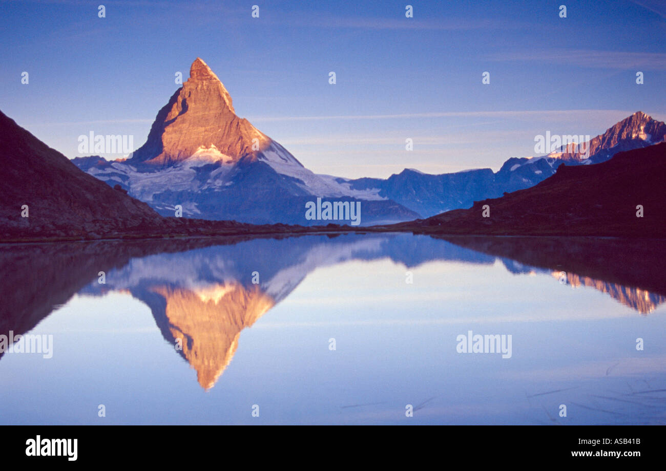 Reflet de l'aube le Cervin dans le Valais Suisse, Riffelsee, Alpes, Suisse Banque D'Images