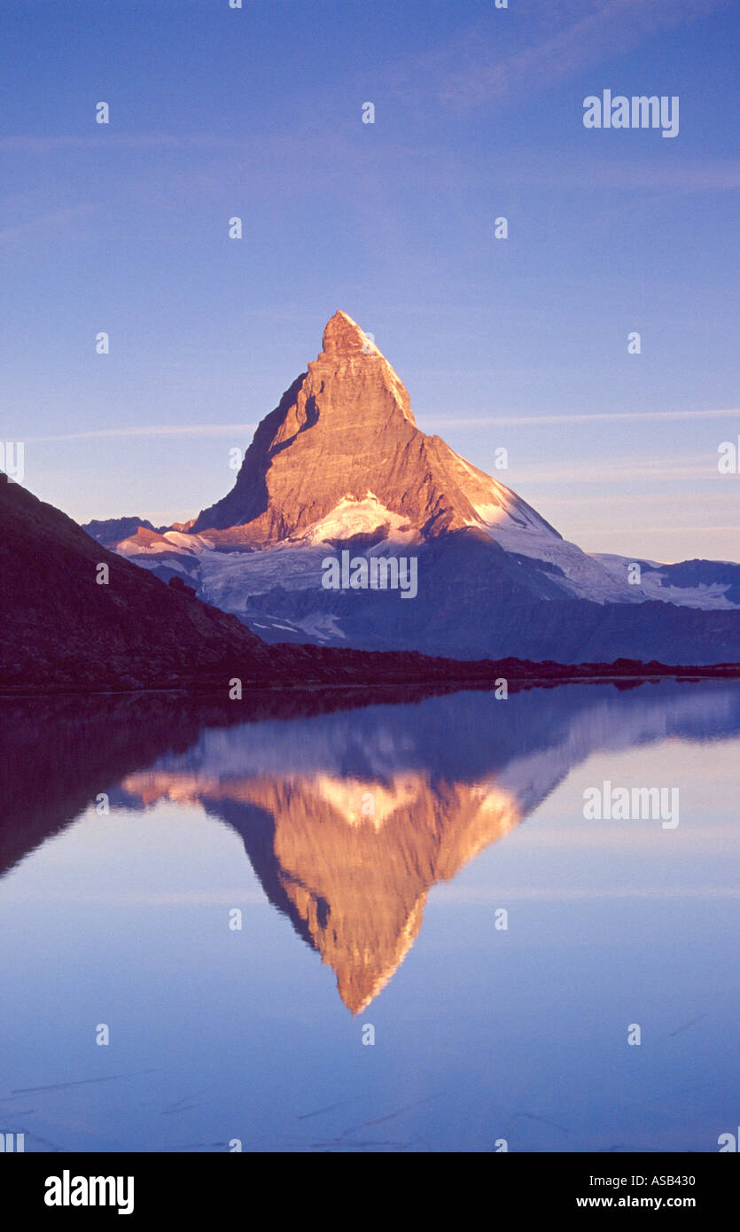 Reflet de l'aube le Cervin dans le Valais Suisse, Riffelsee, Alpes, Suisse Banque D'Images