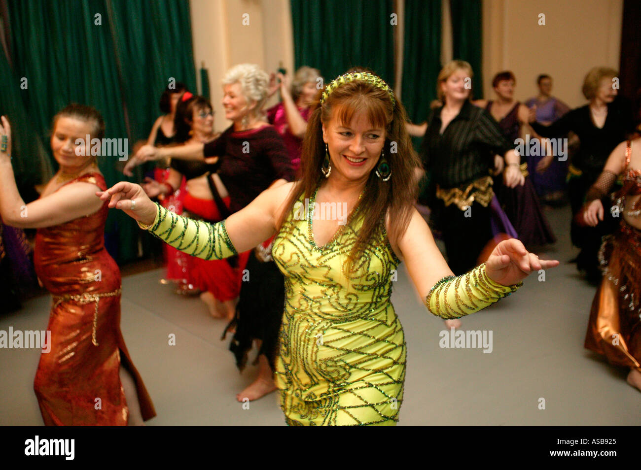 Danse du ventre sont enseignées en classe de danse à Burton Manor Enseignants Cheshire Banque D'Images