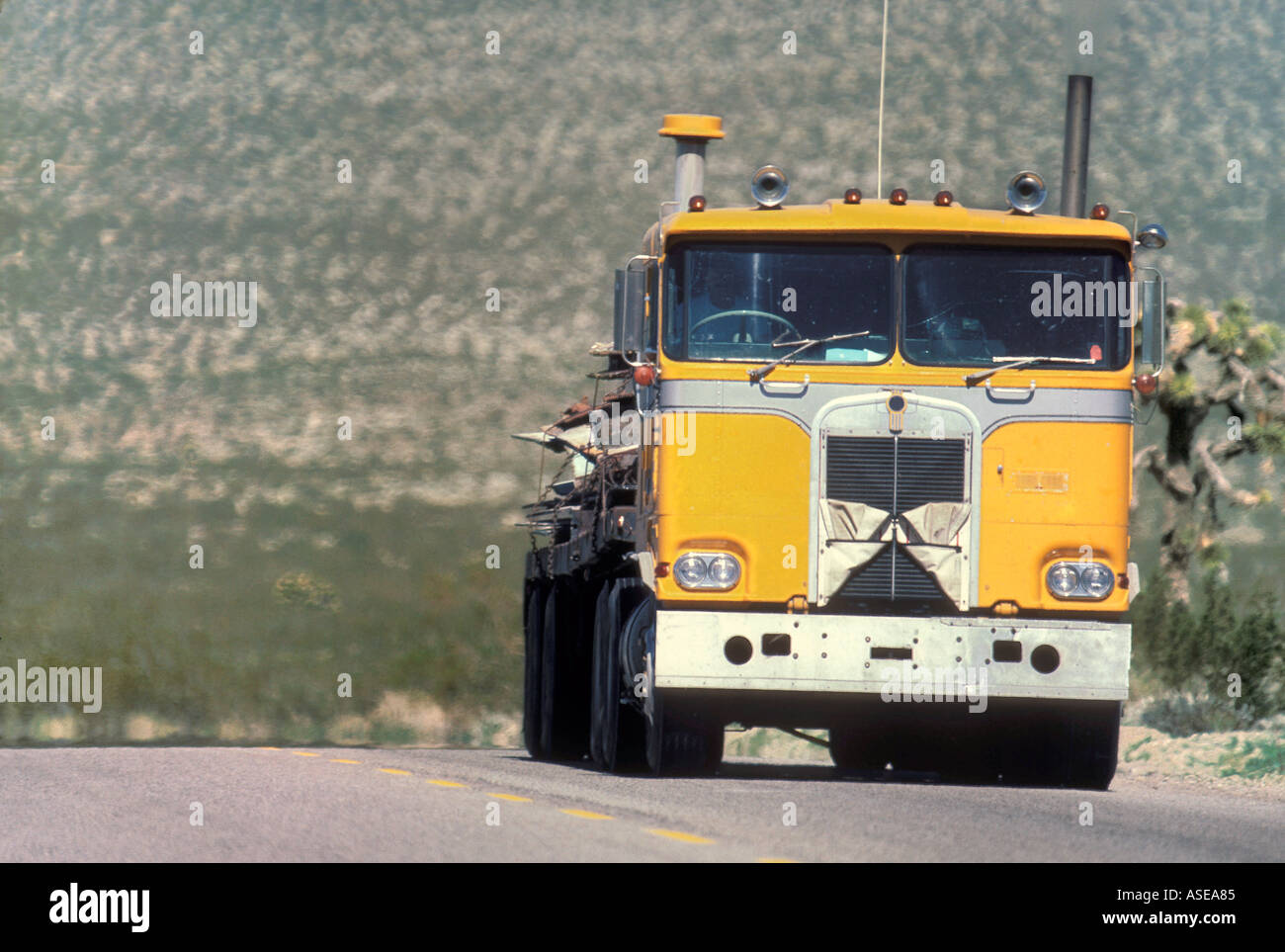 Camion jaune sur l'autoroute du désert Banque D'Images