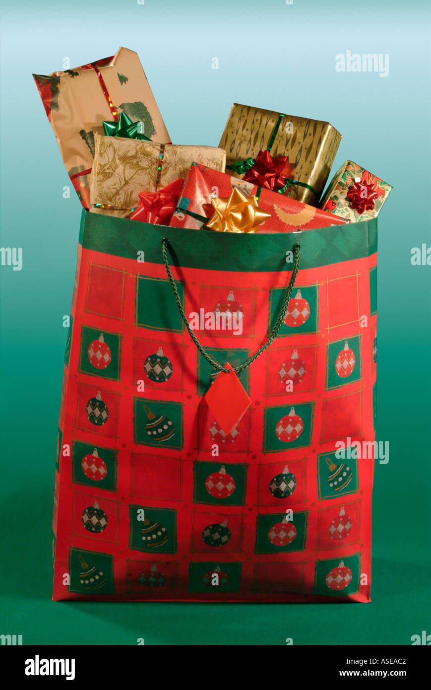 Un panier plein de enveloppé des cadeaux de Noël. Banque D'Images
