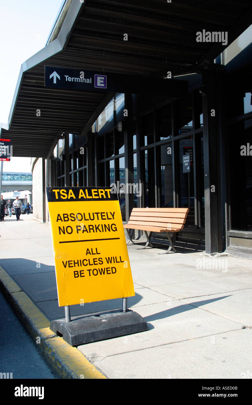 Signe d'alerte de sécurité de la TSA No Parking Logan Airport Boston Massachusetts Banque D'Images